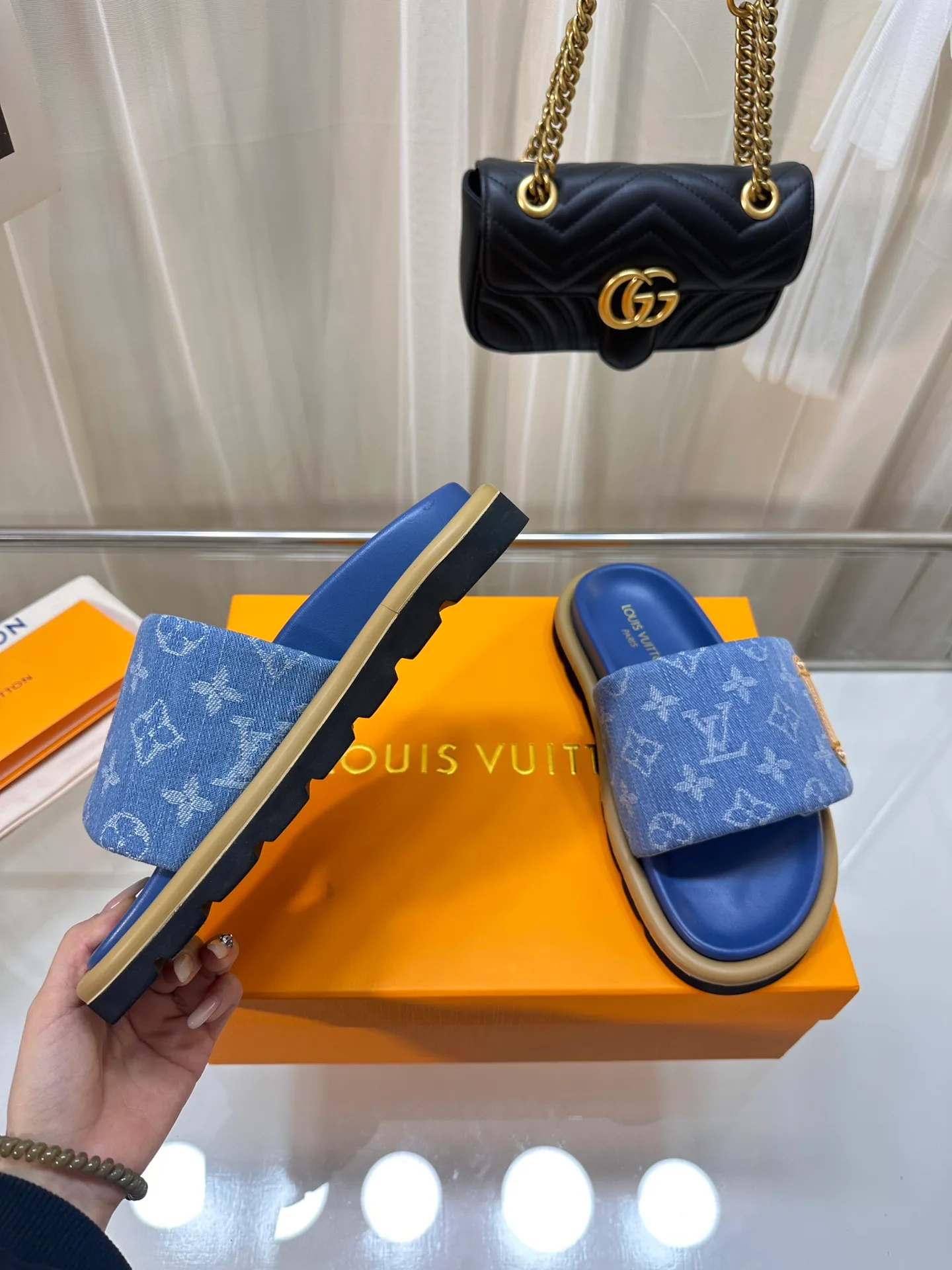 💕💕Factory direct selling price p360💕💕 LV couple’s counter features the latest hard goods of denim slippers🆕 ❥Purchase level! Full of high-end feel! A popular model among bloggers at home and abroad, it’s retro and fashionable and looks amazing on your feet! The official website’s main recommendation ▪️Upper: high-customized denim printed fabric ▪️Inner lining: imported goatskin lining ▪️Outsole: original molded non-slip and wear-resistant foam sole ▪️Size: Female 35-41 Male 41-45